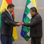 Arce deja el bastón de mando a Choquehuanca para ir al encuentro de presidentes en Brasil